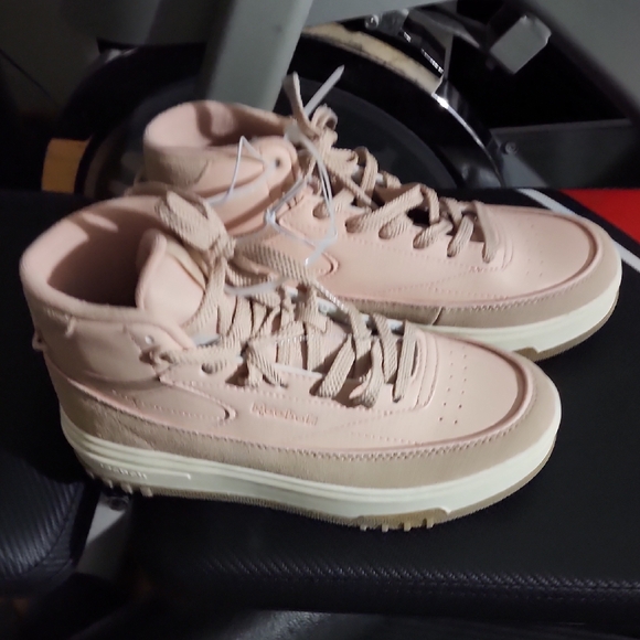 Reebok NWOT Club C Geo Women's Light Pink Beige Mid Sneakers